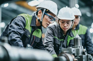 Travailleurs fabriquant des machines en atelier