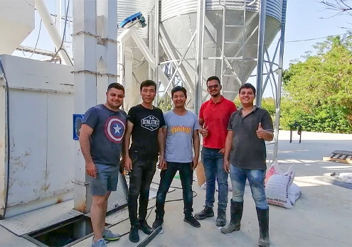 Ing&eacute;nieurs installant une ligne de production &agrave; l&rsquo;&eacute;tranger